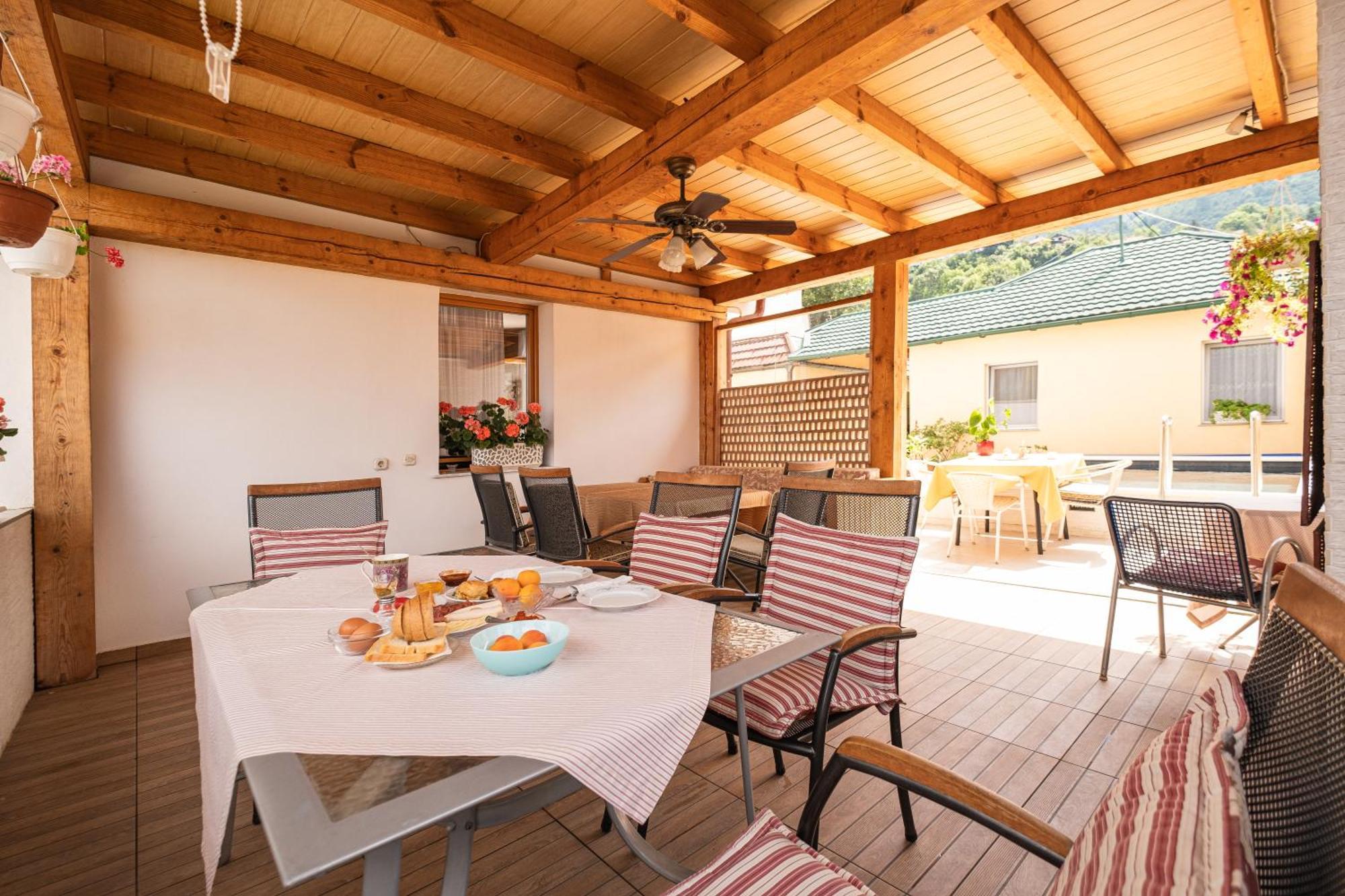 Guesthouse Rose ซาราเยโว ภายนอก รูปภาพ