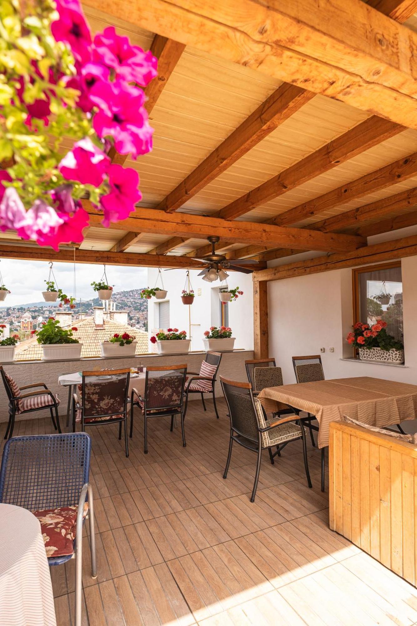 Guesthouse Rose ซาราเยโว ภายนอก รูปภาพ